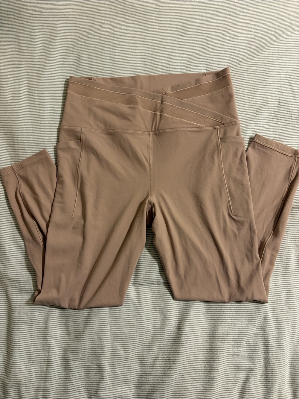 Athleta Salutation Stash High Rise Mesh Crossover 7/8 Leggings - Mocha Latte - L - Picture 7 of 7